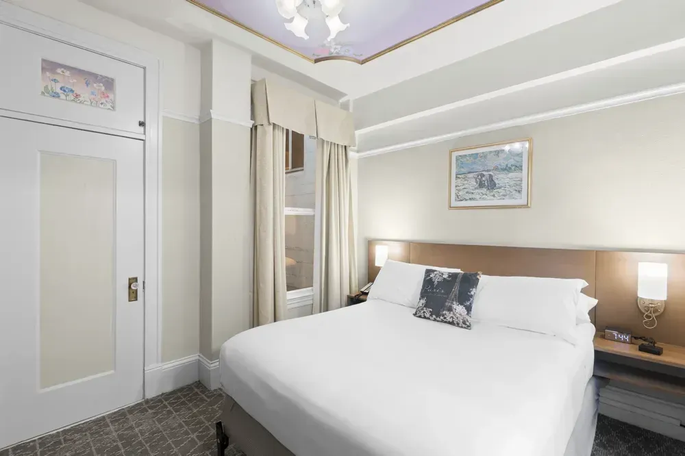 The Cozy Queen at the Cornell Hotel de France